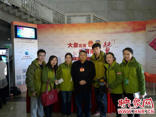 朱夏炎来到设在省人民大会堂的大象融媒2015两会新闻会客厅，看望参加两会报道的大象融媒记者。