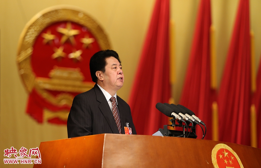 省人大常委会副主任刘春良作省人大常委会工作报告。