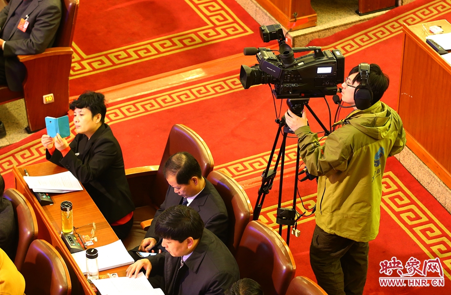 大象融媒映象网记者正在网络直播本次会议。