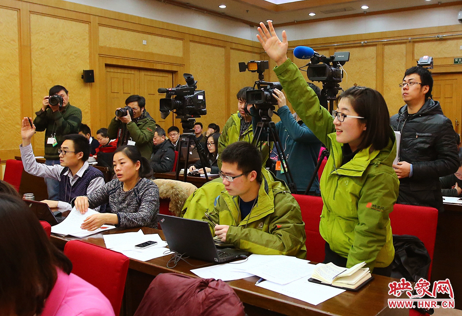 记者会上，大象融媒的记者南乐天将手高高举起。