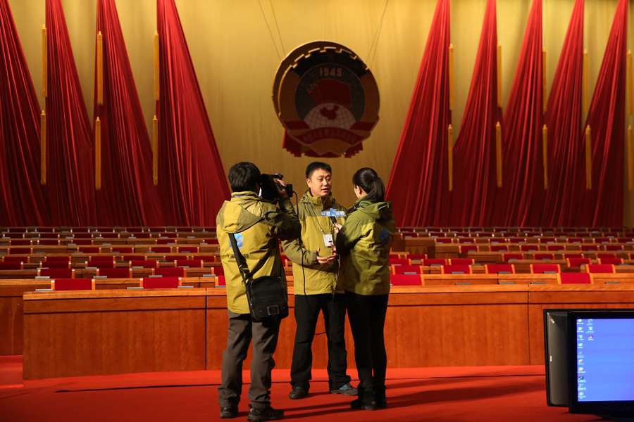 大象融媒记者在会议现场采访。