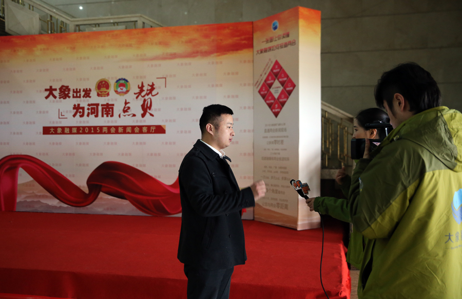 大象融媒映象网记者赵旭东向记者介绍大象融媒新闻会客厅搭建情况。