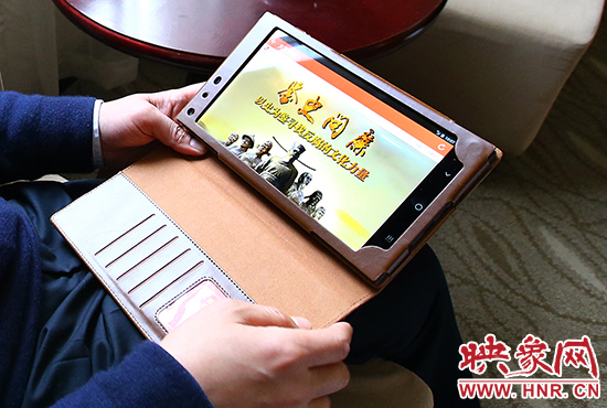 省人大代表、叶县县长古松说准备把没看完的《鉴史问廉》补看完。