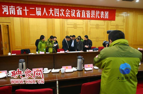 会后，河南省副省长王铁与邓州市人大代表就高速公路的规划问题进行交流。