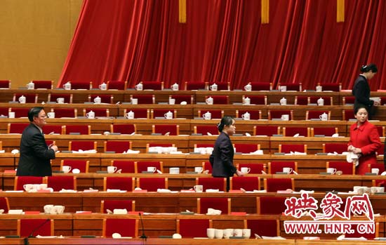 1月31日上午，省政协十一届三次会议在河南人民会堂举行第三次全体会议。会后，工作人员认真整理会场。