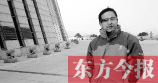 “飞象队”的小伙伴试戴谷歌眼镜