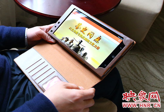 省人大代表、叶县县长古松说准备把没看完的《鉴史问廉》补看完。