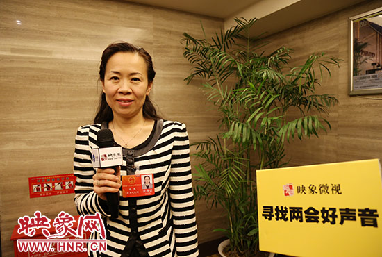 河南省人大代表、白鹭化纤集团二工区车间主任陈雁接受大象融媒映象网记者的采访。