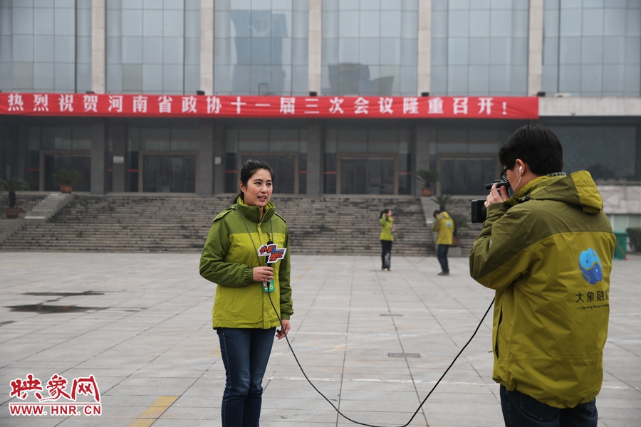 大象融媒记者在会议现场外做报道。