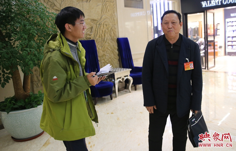 省政协委员张树才看见大象融媒映象网记者说：“大象融媒的记者，我知道大象融媒，很有前景。小伙子，好好干
