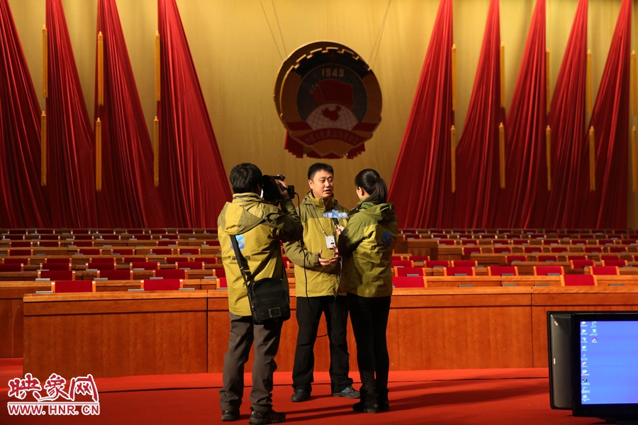 大象融媒记者在会议现场采访。