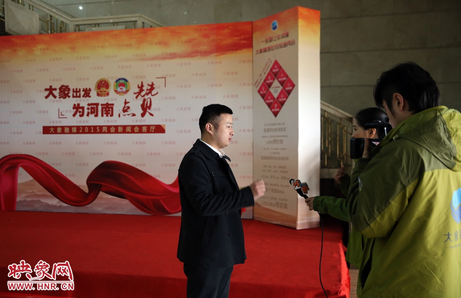 大象融媒映象网记者赵旭东向记者介绍大象融媒新闻会客厅搭建情况。