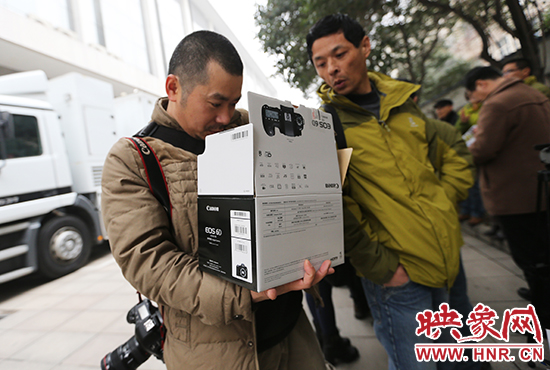 大象融媒记者查看配备拍照神器——EOS 6D相机