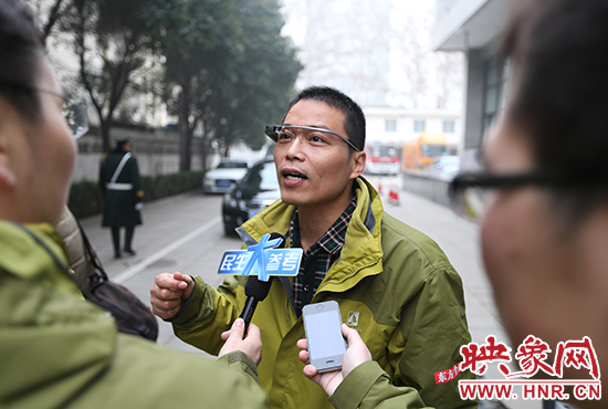 东方今报社副总编辑夏继锋介绍大象融媒记者配备的谷歌眼镜。
