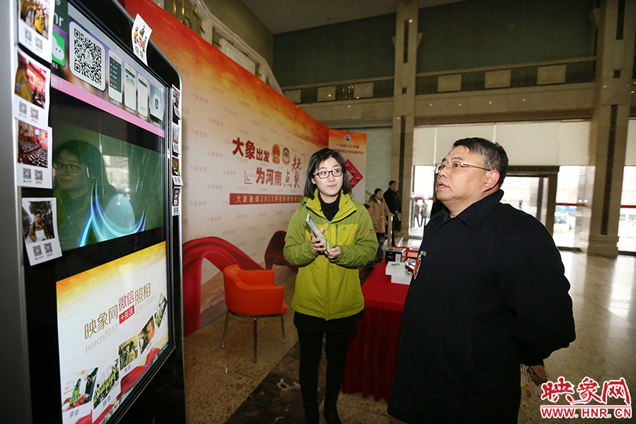 河南省委宣传部副部长、河南新闻出版广电局党组书记、局长朱夏炎查看大象融媒两会新闻会客厅