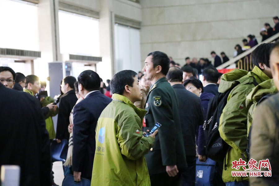 1月28日，大象融媒东方今报首席记者梁新慧在会堂大厅内，寻找“目标”。