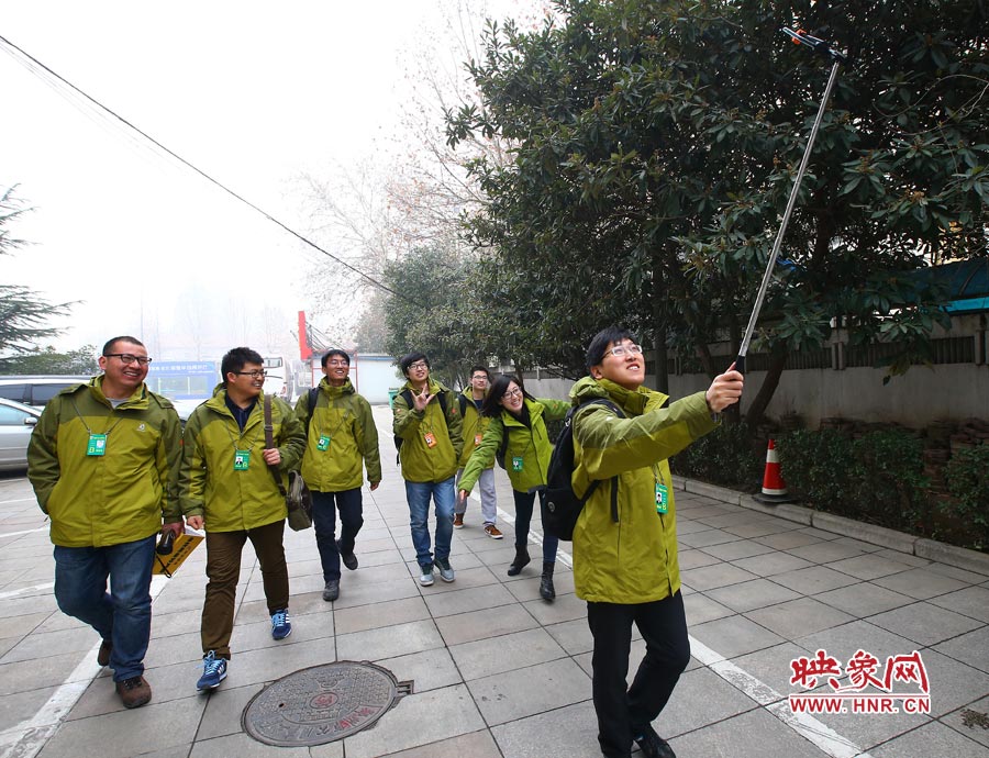 大象融媒记者上会前，结对自拍。