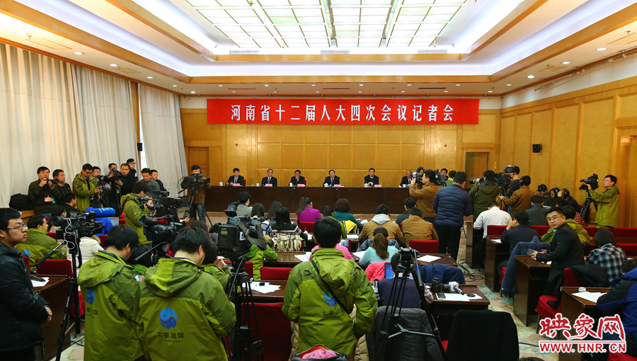 河南省人大四次会议记者会现场，到处都是“绿动”的身影。