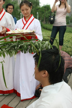 服爱好者举行浴兰节仪式，用他们独特的方式庆祝传统节日端午节。
