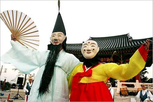 韩国端午祭中的假面舞表演