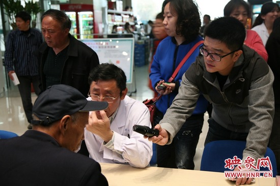 名医在线主持人田地在肿瘤防治宣传周义诊活动中采访