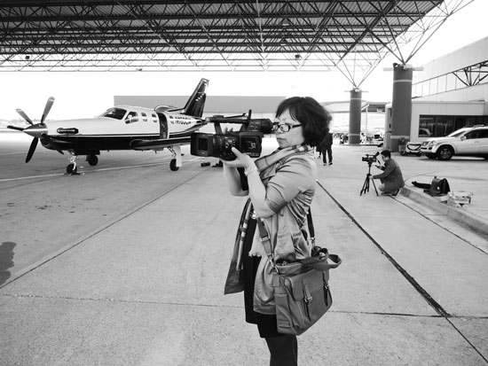 河南电视台都市频道报道部主管时舜英拍摄孟菲斯国际机场