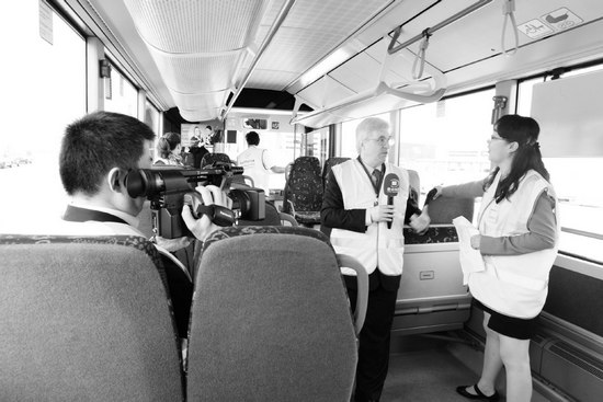 法兰克福国际机场新闻发言人罗伯特·佩恩接受河南电视台都市频道记者采访