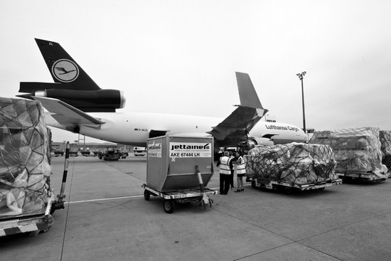 德国法兰克福机场繁忙的货运场景