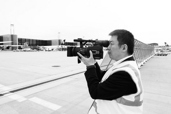 河南电视台都市频道记者在德国法兰克福机场采访