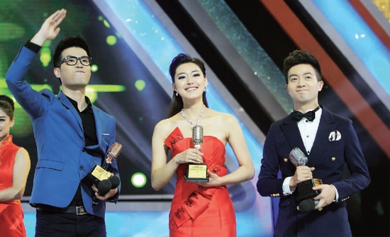 河南电视台《寻找新主播》总决赛获胜的三位“新主播”冠军苗婷（中）、亚军林泉（右）、季军刘航（左）领奖