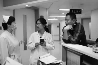 摄制组成员在拍摄前期与妇产科医生沟通
