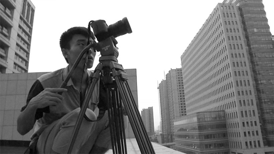 太阳刚刚升起,记者就开始了紧张的拍摄工作 太阳刚刚升起,记者就开始了紧张的拍摄工作