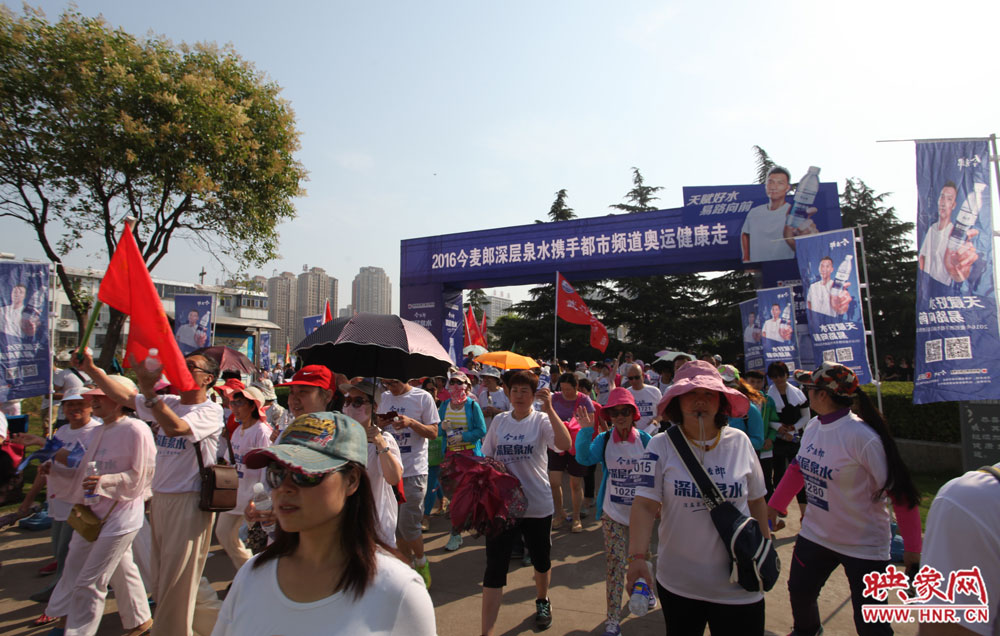 各个参赛队伍从起点出发