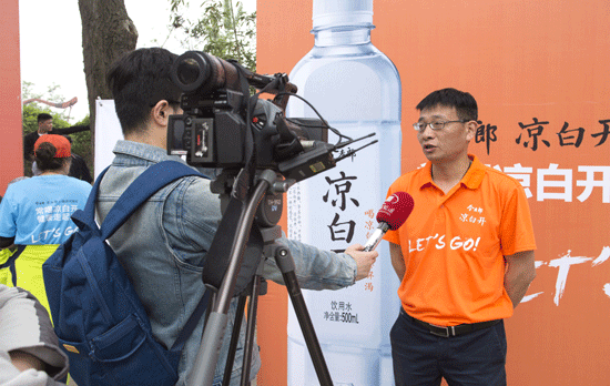 今麦郎饮品股份有限公司开封经销商魏峰接受都市频道记者采访