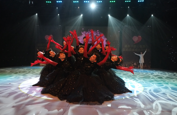 郑州师范学院残疾人艺术团表演舞蹈《妙手生花》