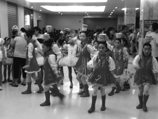 小选手开幕式前练习蒙古族顶碗舞