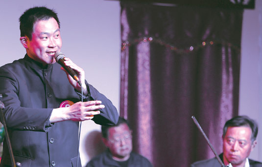 戏迷们在台上演唱得很投入 戏迷们在台上演唱得很投入