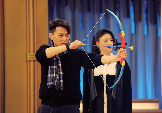 蒋欣现场指导靳东射箭