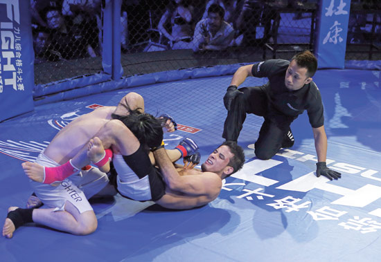 搏击迷对本次比赛的描述简单明了：专业、劲爆、牛！