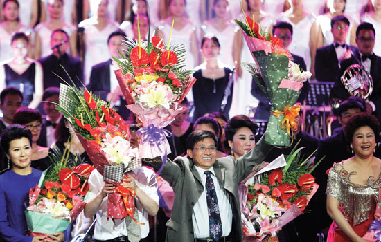 作曲家赵国安手挥鲜花向观众致意