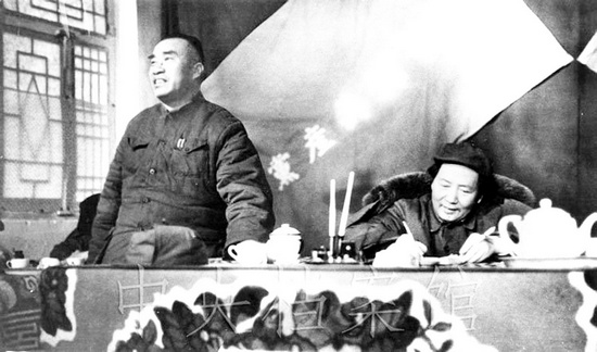 毛泽东、朱德在中共七届二中全会上 图片来自中央档案馆