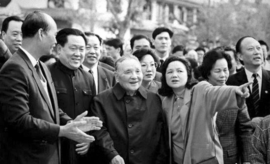 1992年，邓小平南巡 图片来自中国共产党新闻网