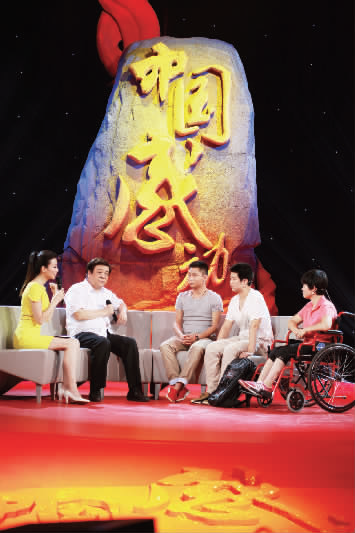 姐弟俩（右一、右二）一起讲述求学故事