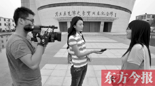 9月4日，河南电视台记者采访前来参观史来贺事迹的大学生们