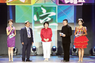 马东与汉字先生在舞台上