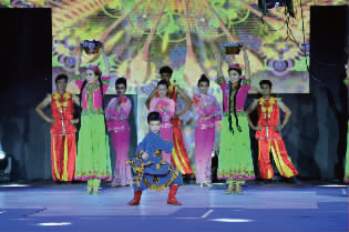 开场新疆舞表演