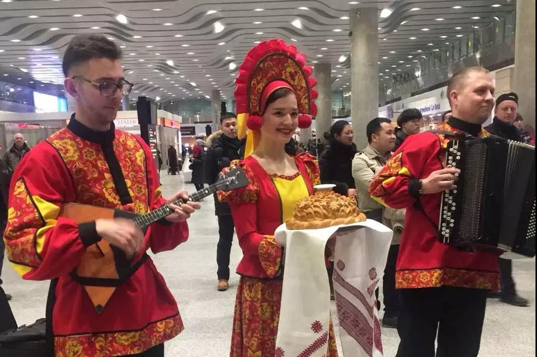 穿俄罗斯传统服饰的演员们在机场迎接大家
