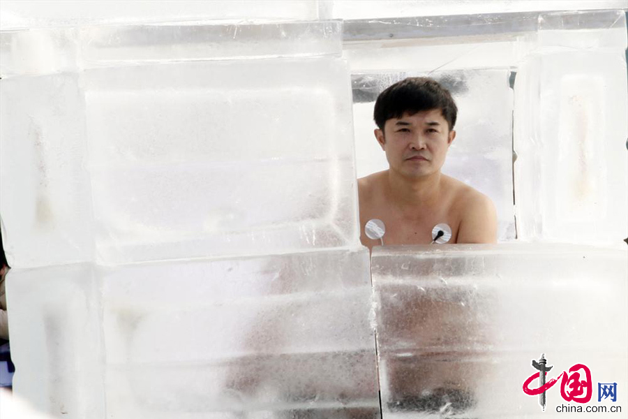 湘江边冰封活人48小时 蜗居冰屋挑战极寒.