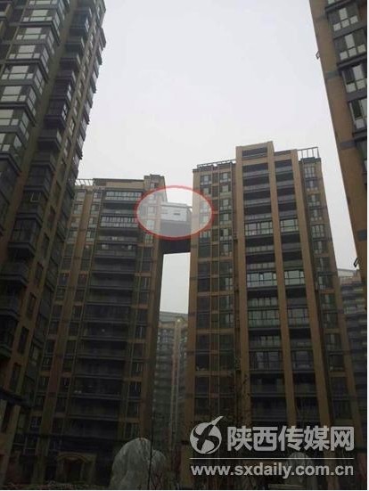 西安现最牛“天桥” 两楼之间建起“空中走廊” 西安现最牛“天桥” 两楼之间建起“空中走廊”