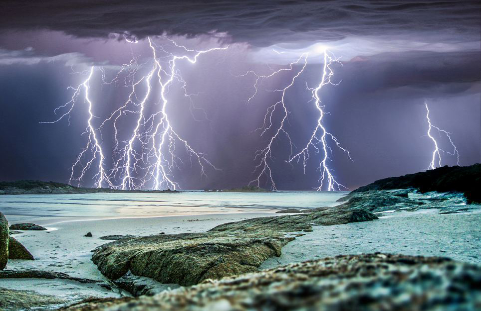 澳大利亚摄影师跋涉300英里追拍闪电